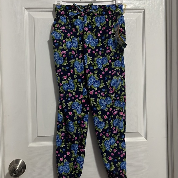 Shirt and pants - Picture 2 of 13